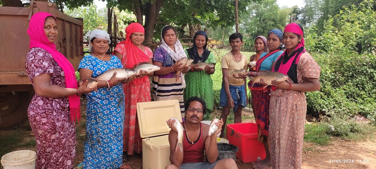 मछली पालन से श्री गणेश महिला स्व सहायता समूह की आर्थिक एवं सामाजिक स्थिति हुई मजबूत, समूह की महिलाएं 2 लाख 50 हजार रूपए की आमदनी कर रही अर्जित