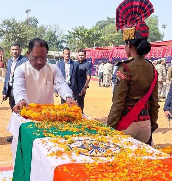 मुख्यमंत्री विष्णुदेव साय ने शहीद जवानों को पुष्पचक्र अर्पित कर दी भावभीनी श्रद्धांजलि, परिजनों से भेंट कर भावुक हुए मुख्यमंत्री